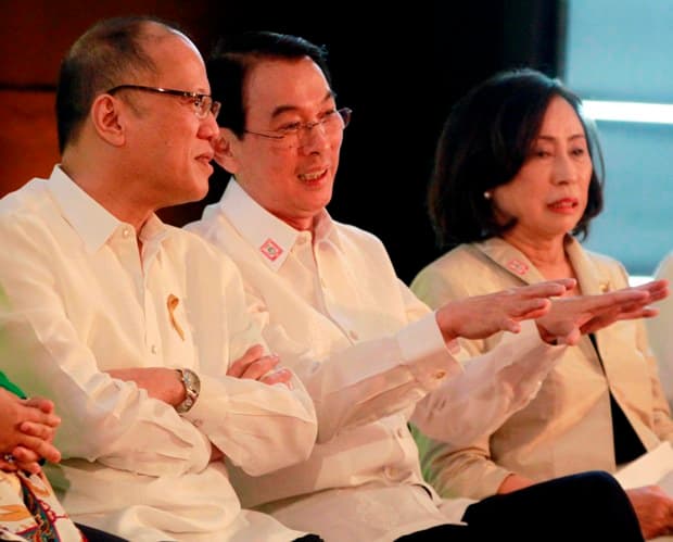 Former President Benigno S. Aquino III seated with Jollibee Group Foundation chairman Tony Tan Caktiong and president Grace Tan Caktiong at the 2nd Busog, Lusog, Talino Excellence Awards in Mandaluyong City in May 2016
